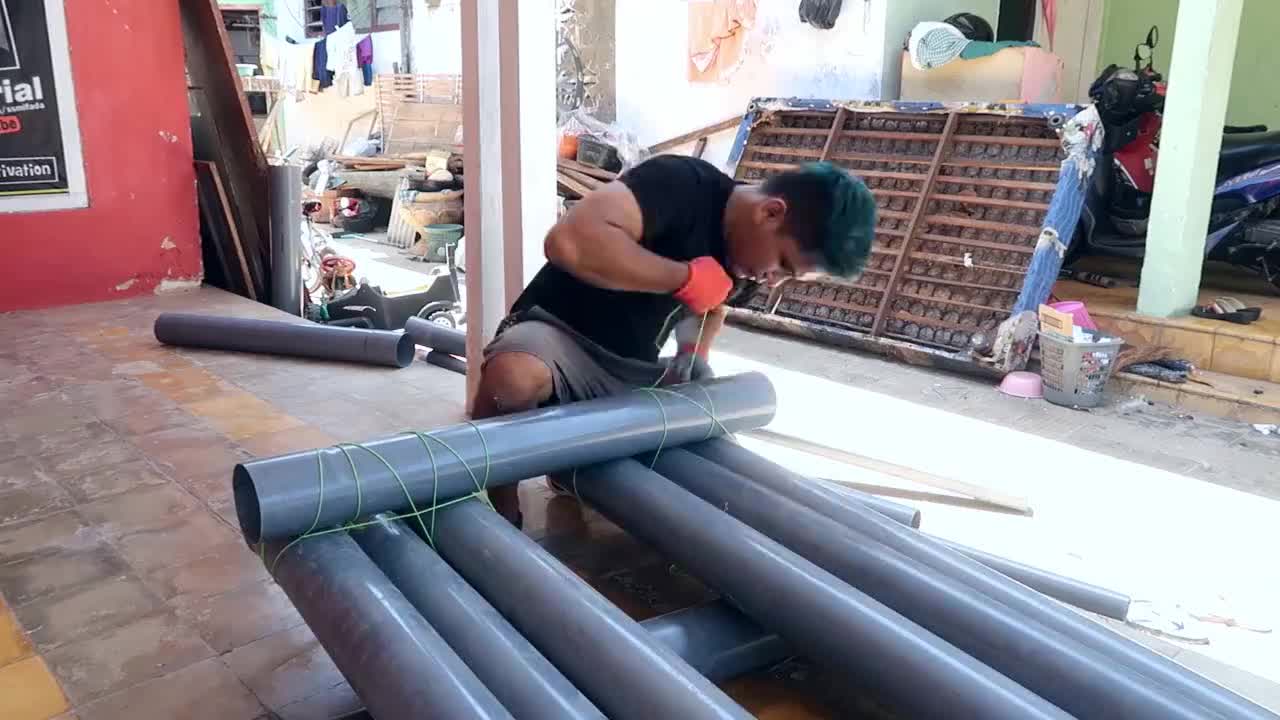 几根管子就能浮起两个人小伙这船造得够简单可以去钓鱼了