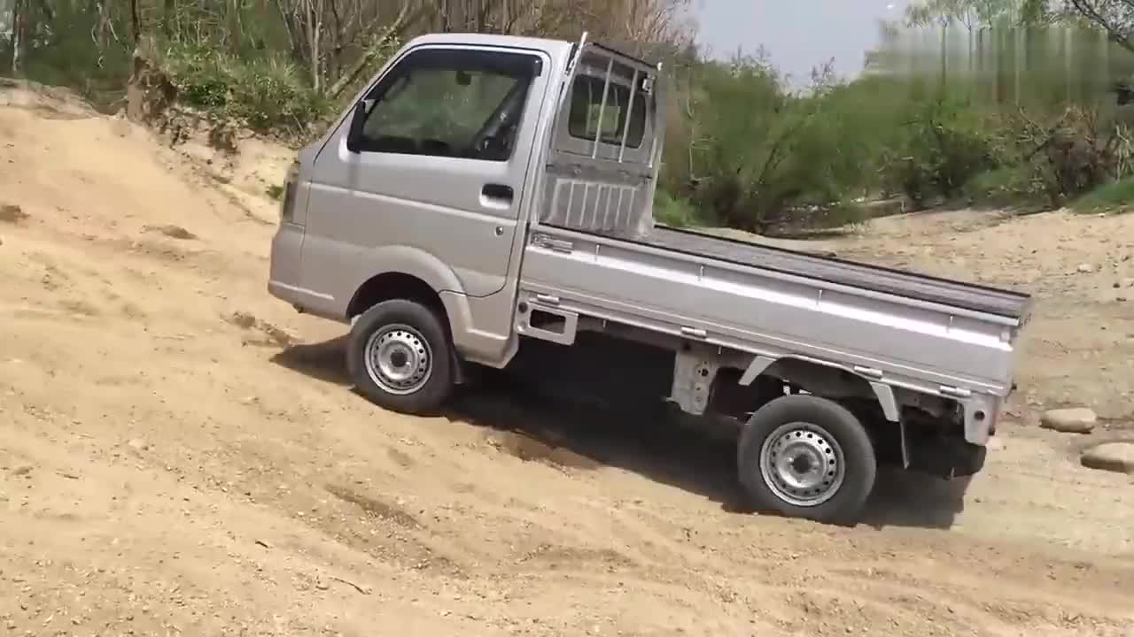 一辆四驱版的皮卡车怎么上个坡还这么费劲