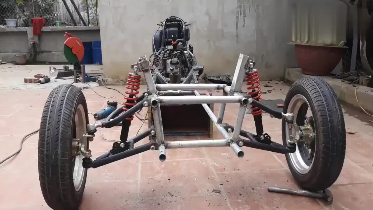 牛人自制了一辆三轮车关键是汽车上该有的功能一个都不少