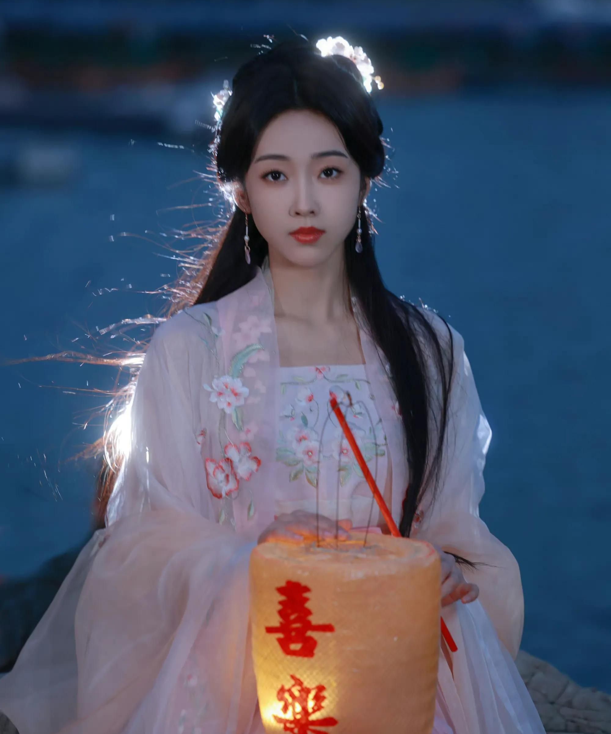 宣璐腊八水岸提灯古装造型仙气飘飘氛围感拉满楚楚动人