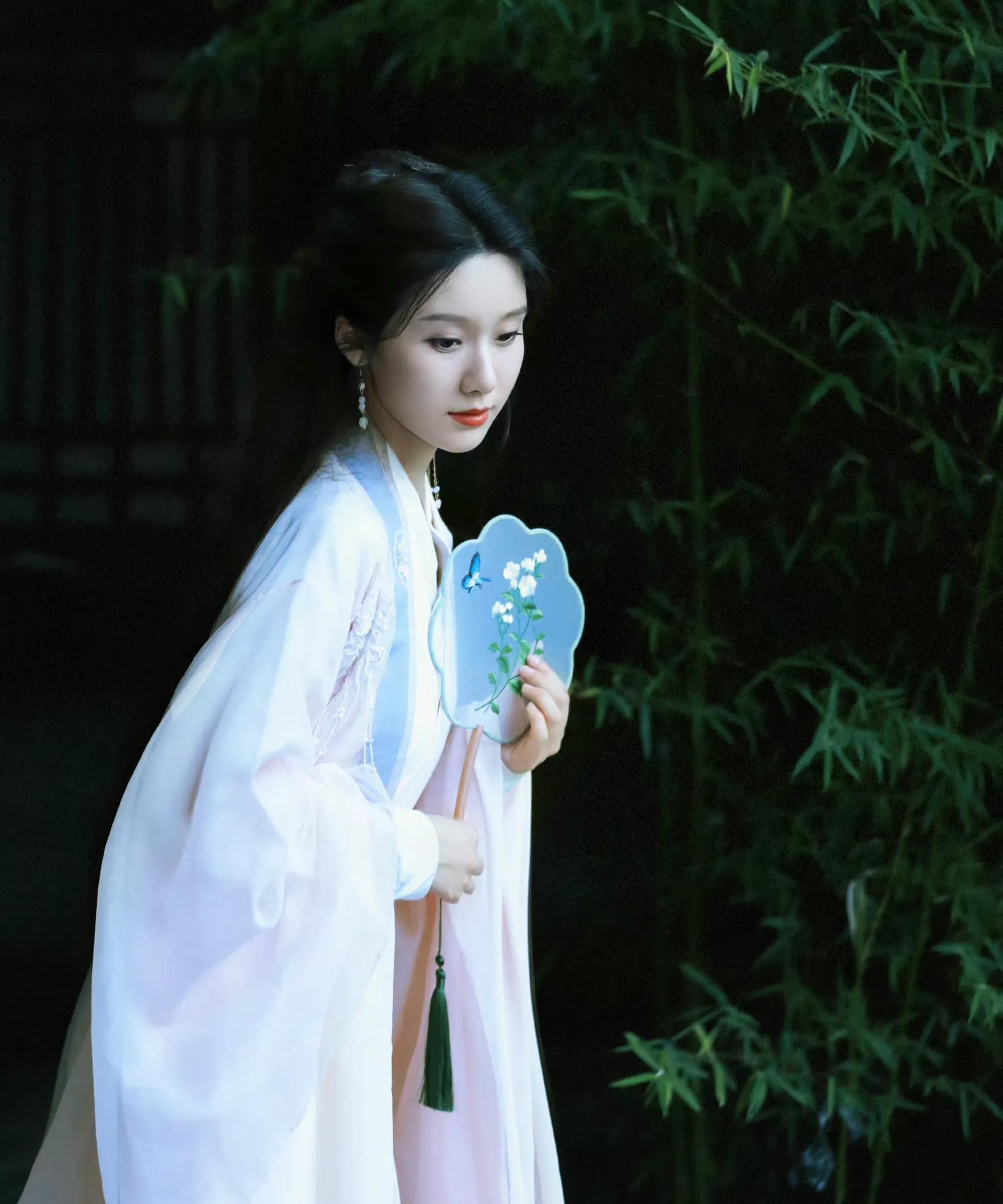 王子璇古装造型,清冷俏皮,妩媚动人!__财经头条