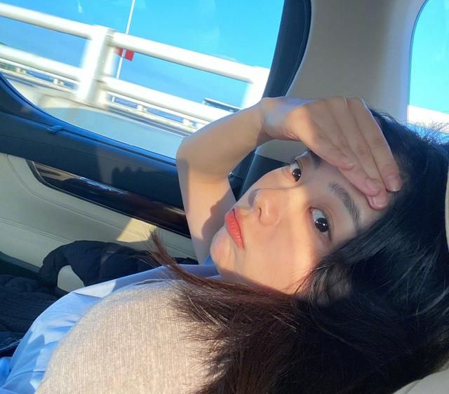 谭松韵在车上嘟嘟嘴玩自拍美照,可爱动人!_高清图集_新浪网