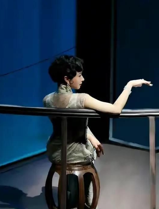 万茜旗袍造型好漂亮优雅迷人