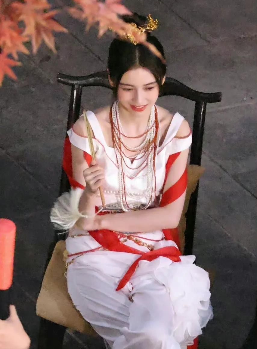 angelababy民族风白裙仙气飘飘,清冷飘逸,明艳可人!_高清图集_新浪网