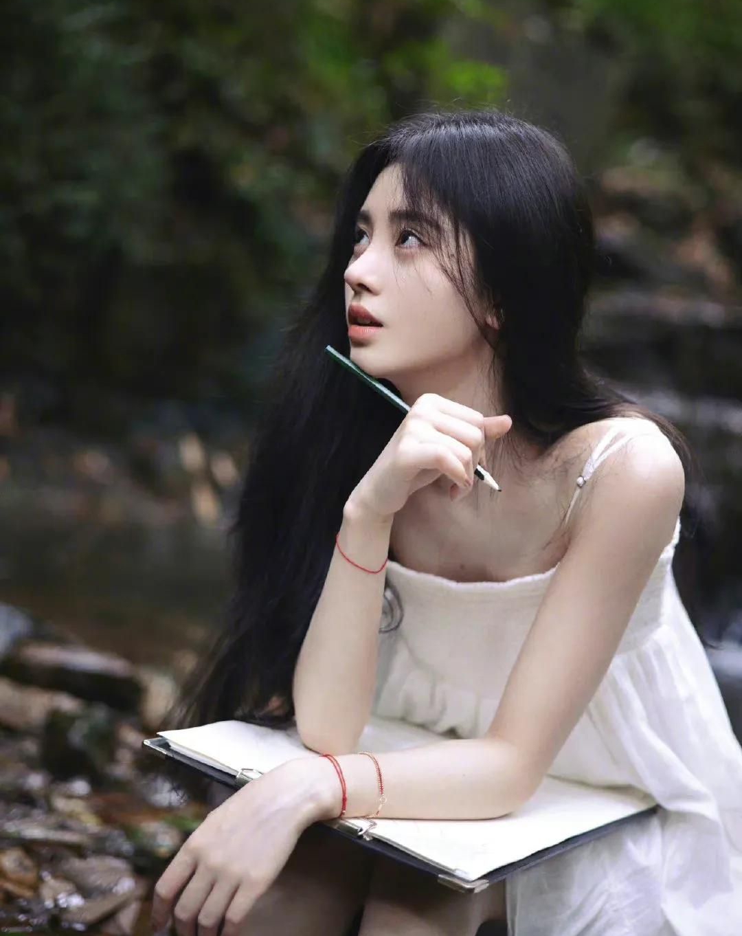 鞠婧祎一袭白色吊带裙,清纯甜美,灵动温柔 !