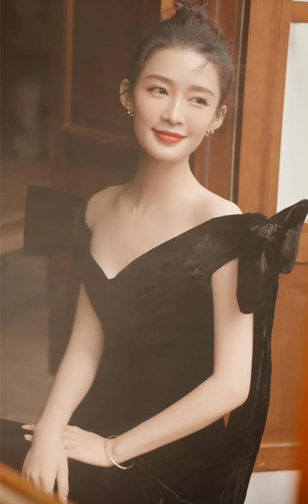 李沁红唇黑裙美照高贵冷艳美艳动人