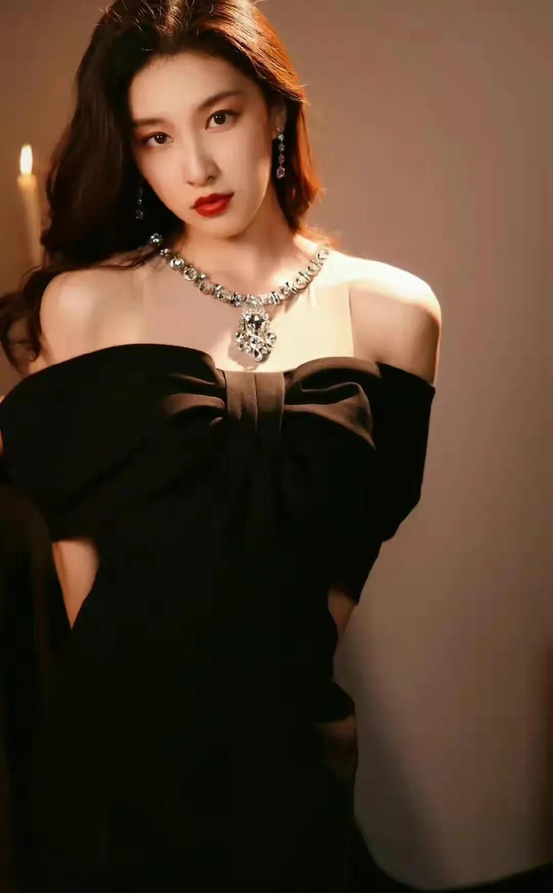 杜雨宸:娇艳如花,时尚魅力写真!__财经头条