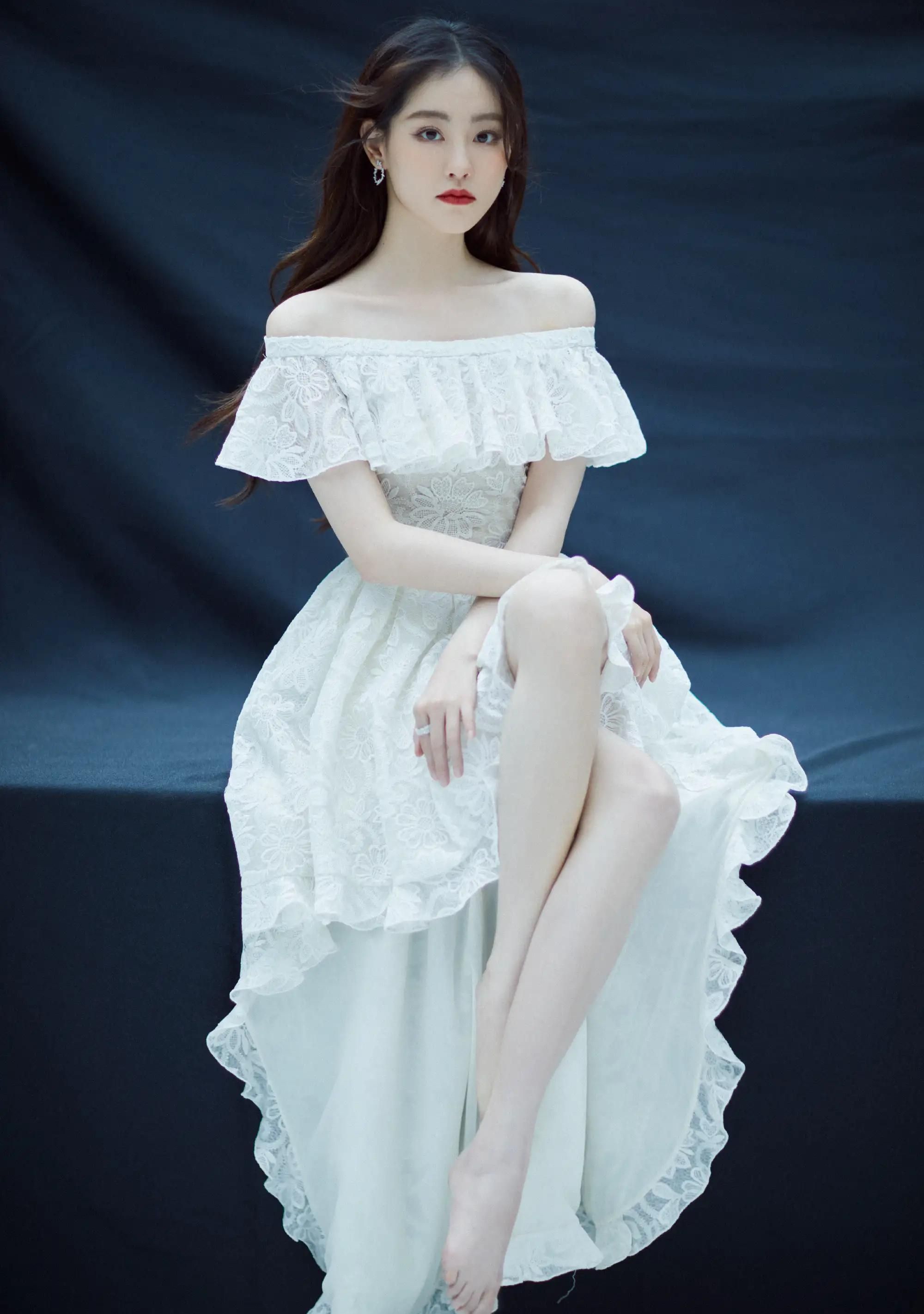 玩坏一缕光，中长的白裙子总有无数个幻想-服装潮流搭配-CFW服装设计网