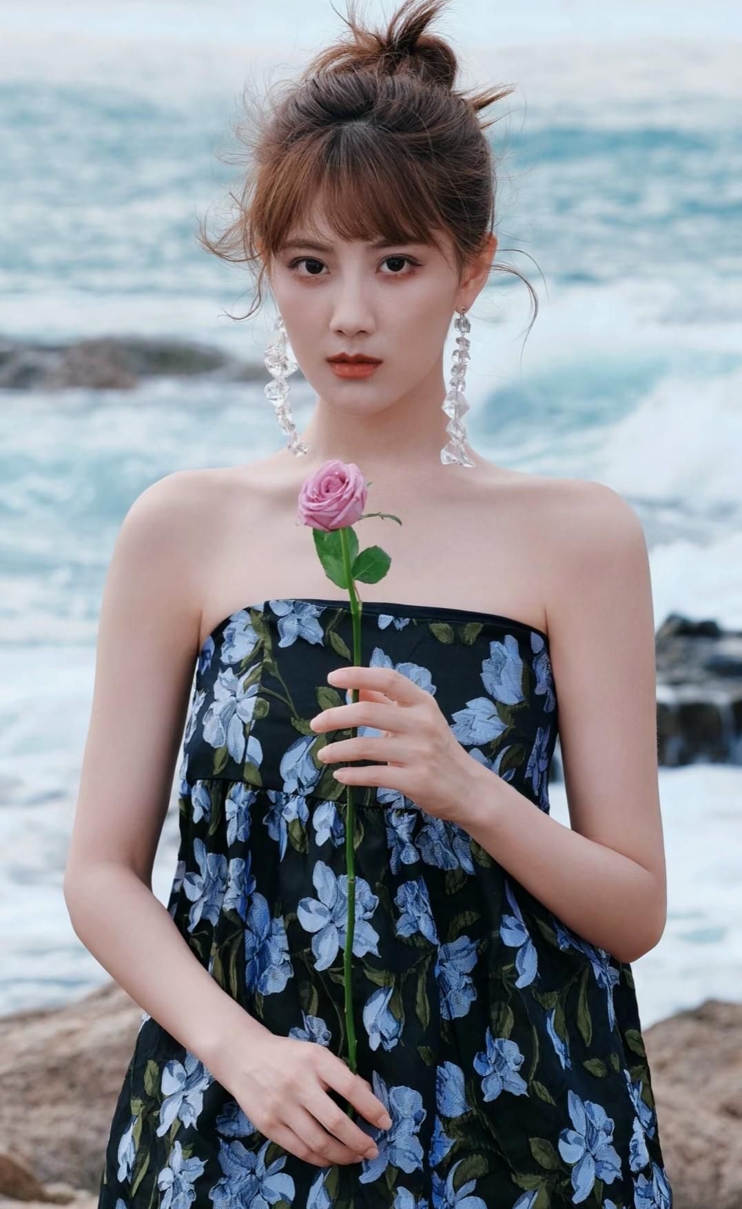 李艺彤高清淡雅写真,优雅迷人!__财经头条