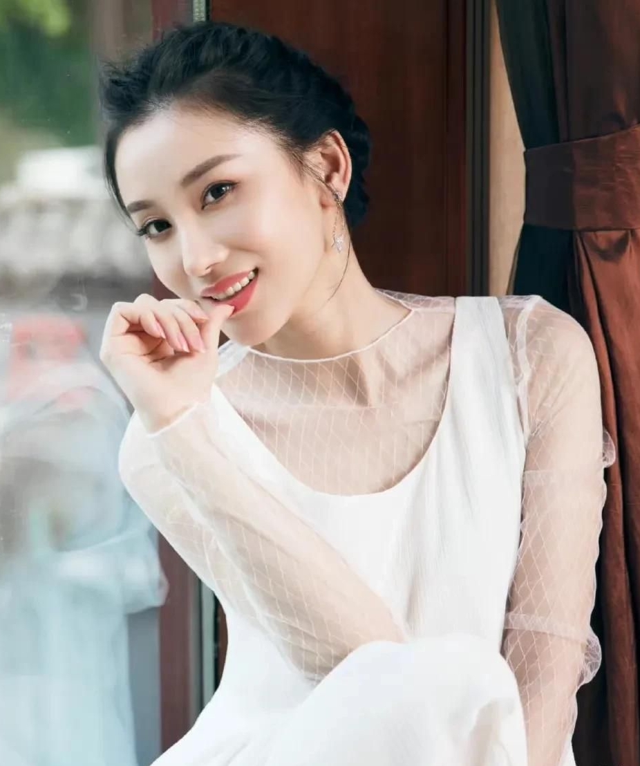 精致优雅的朱子岩,妩媚动人,尽显迷人身姿!_高清图集_新浪网