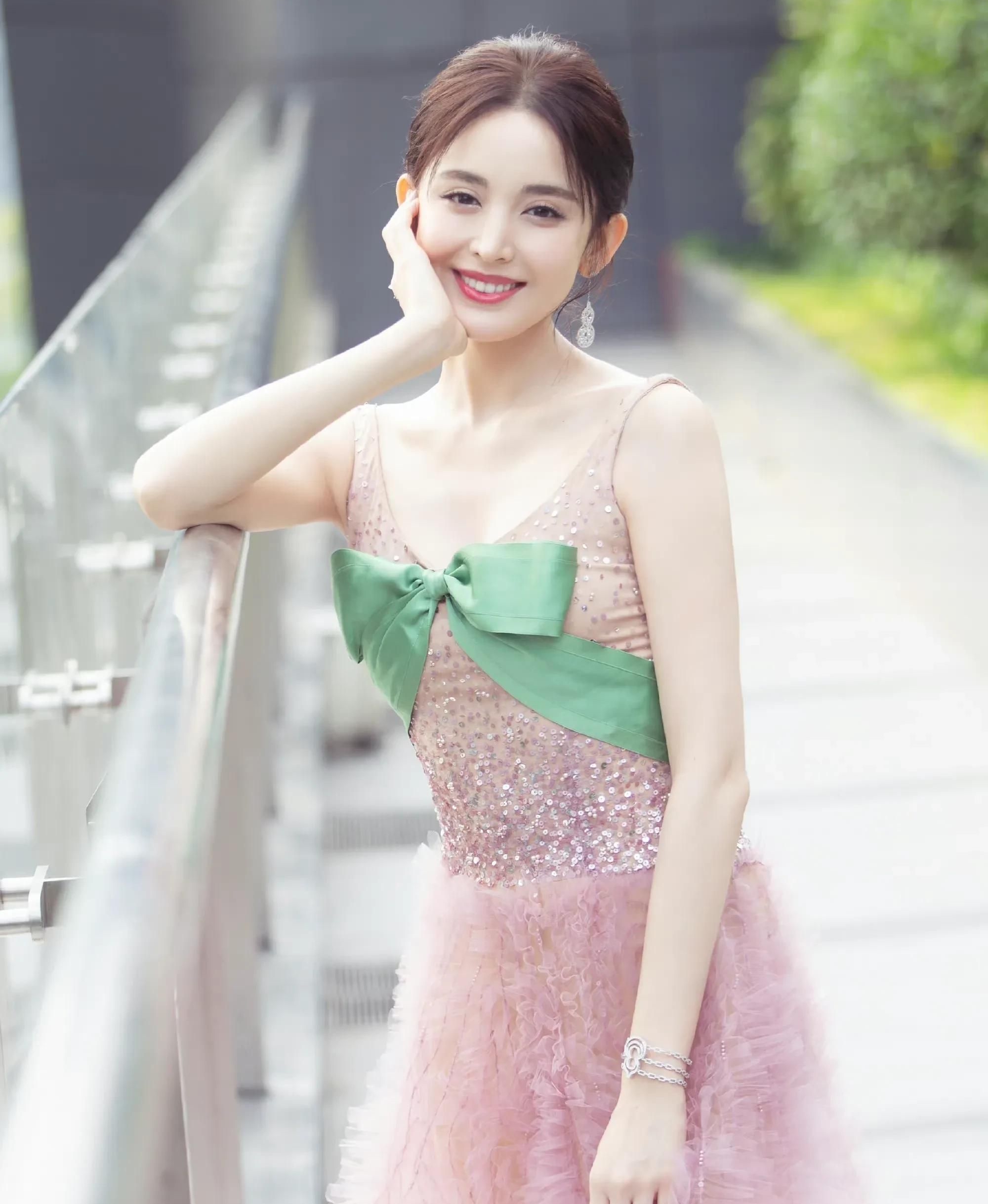 古力娜扎魅力无限的写真照,楚楚动人,令人惊艳的美丽!