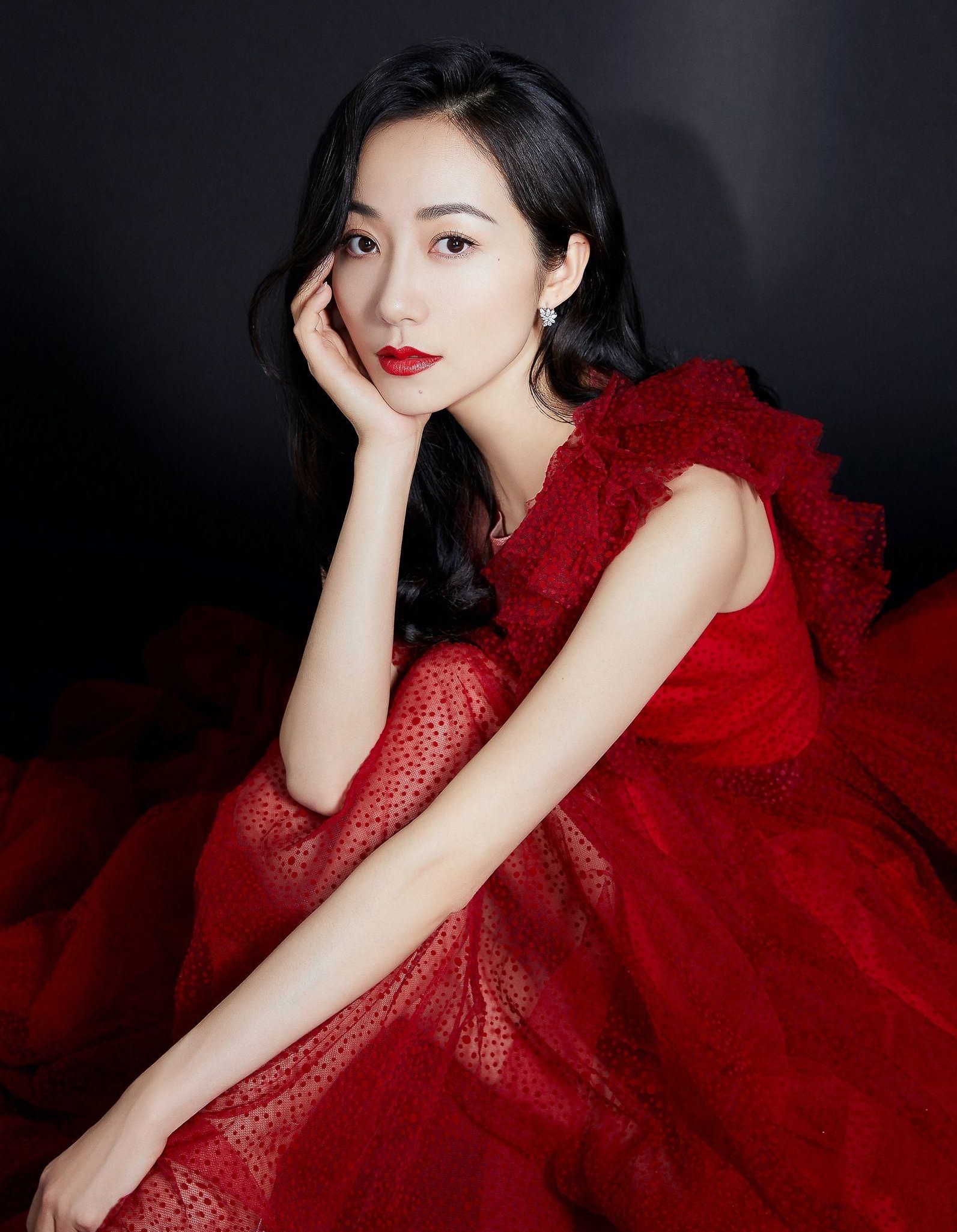 韩雪红色连衣裙礼服时尚写真灵动优雅娇俏可人