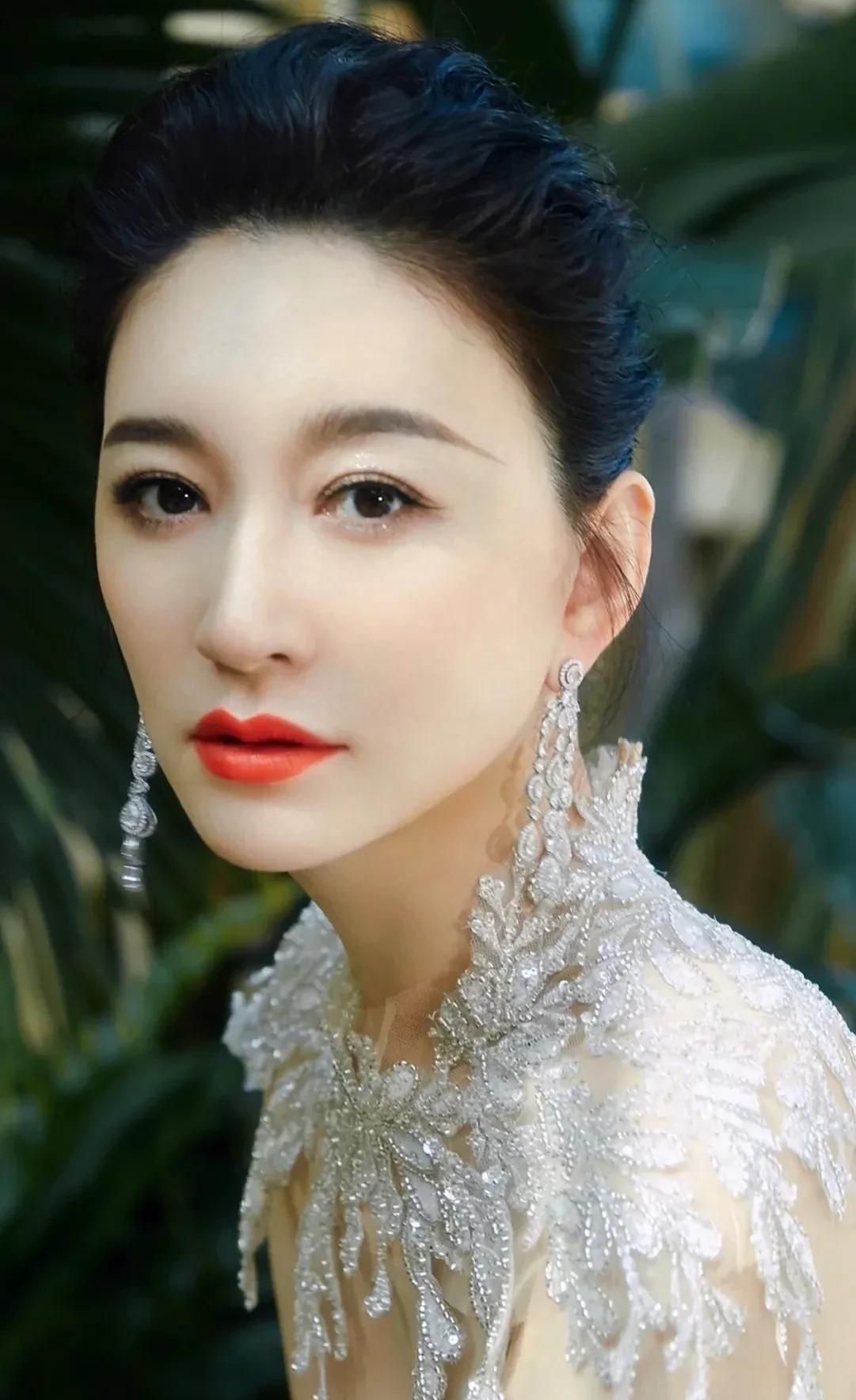 李小冉婀娜多姿优雅写真,美艳动人!_高清图集_新浪网