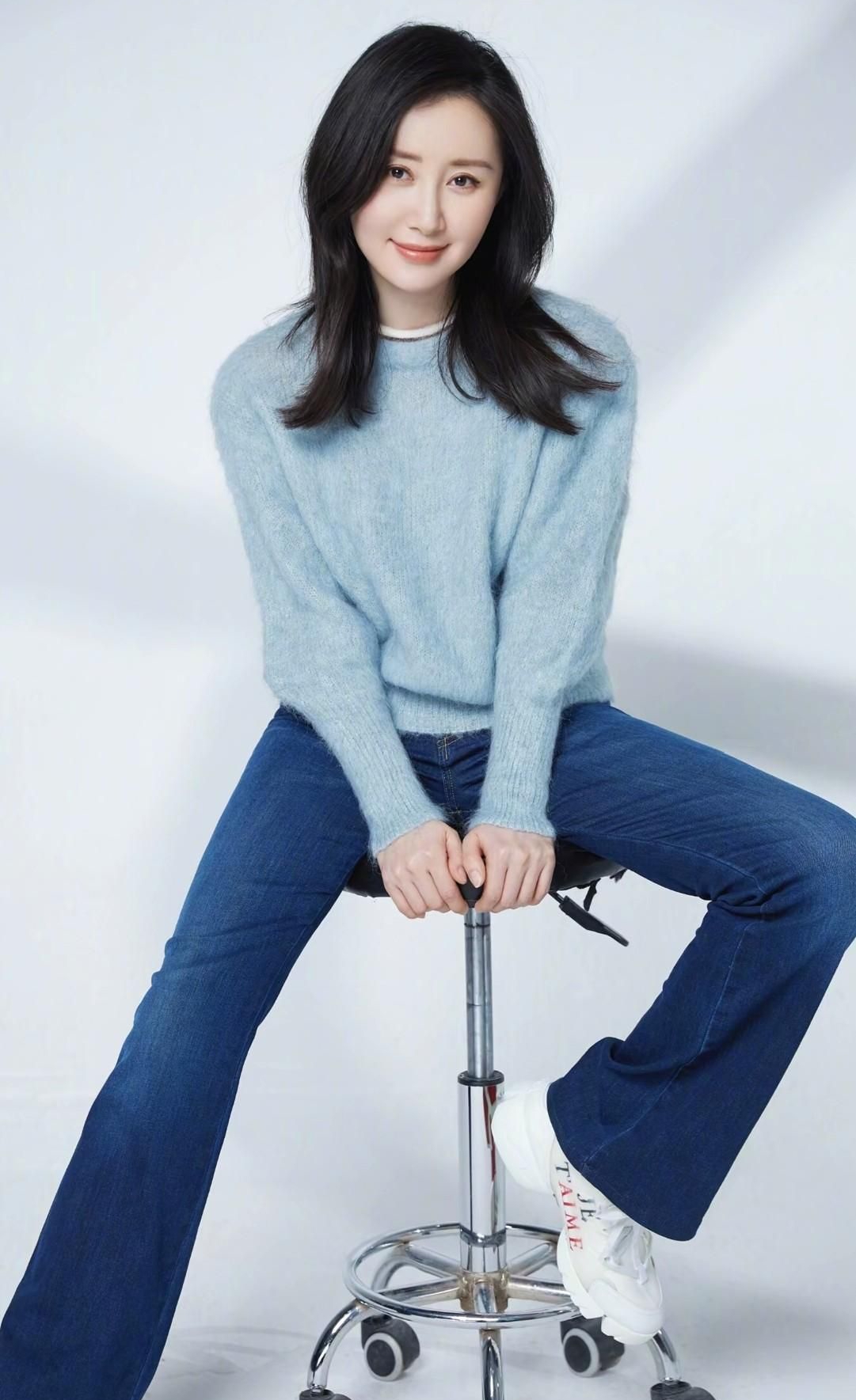 舒畅高清淡雅写真,温婉可人!__财经头条