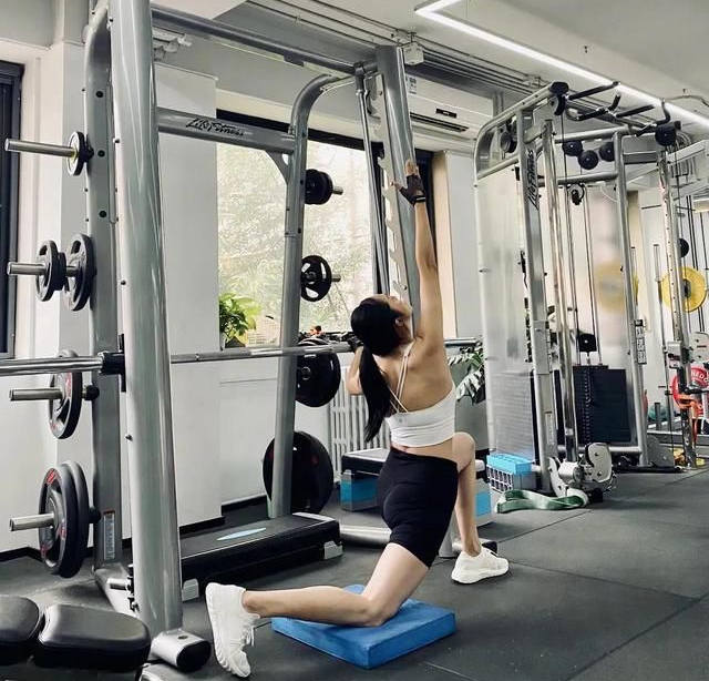 姚晨健身照青春活力