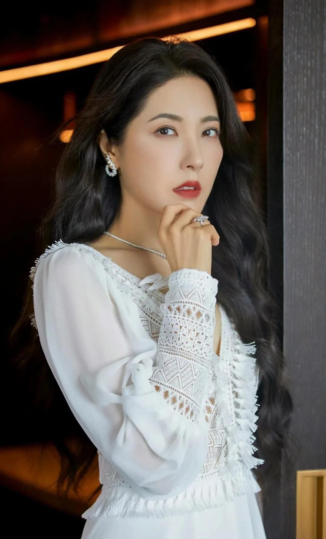 曾黎端庄优雅温柔写真美艳动人