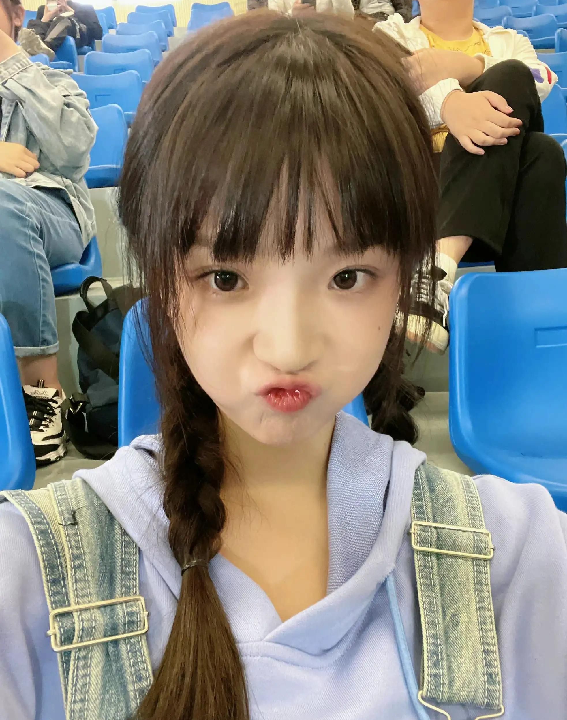 张淼怡嘟嘴,超级可爱,优雅迷人!__财经头条