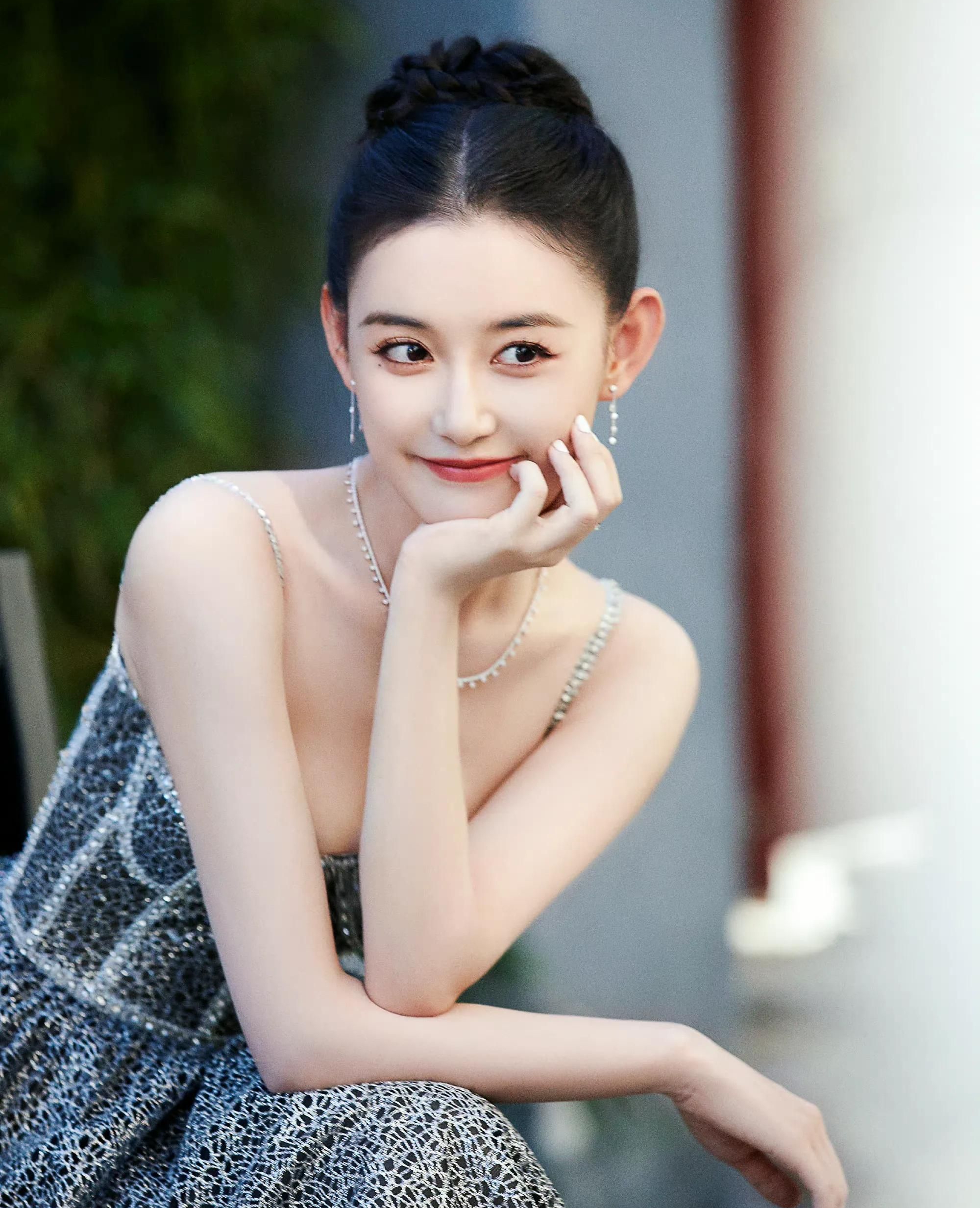 蒋依依京城胡同写真,明艳大气,笑容甜美,美艳动人!