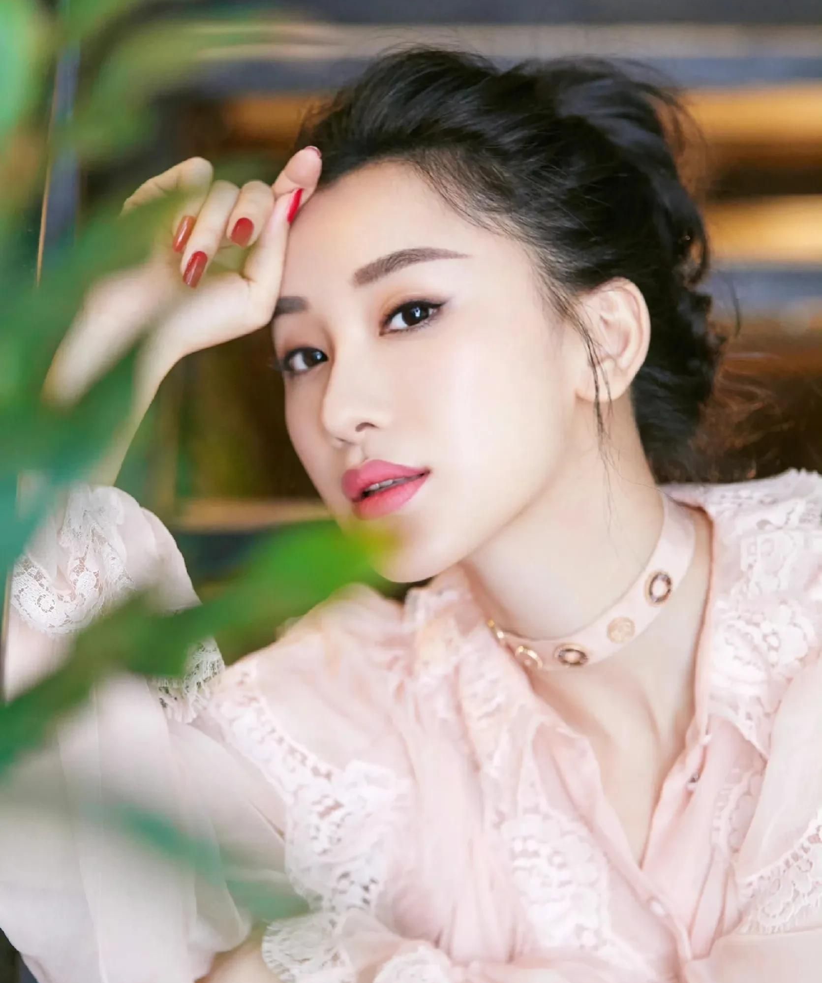 精致优雅的朱子岩,甜美的人,尽显迷人身姿!