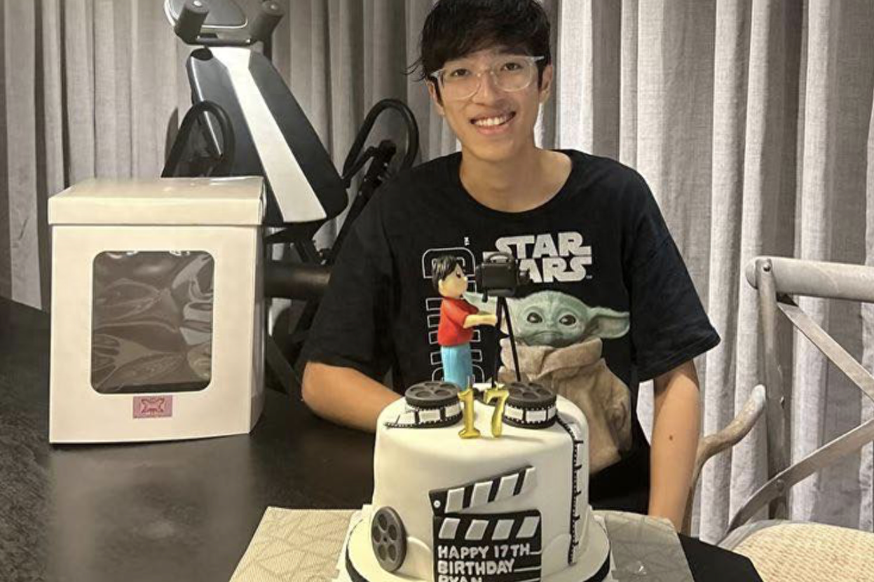 李克勤17岁长子庆生晒正脸照,戴眼镜一脸斯文,五官清秀像卢淑仪|李克勤|卢淑仪|李立仁_新浪新闻