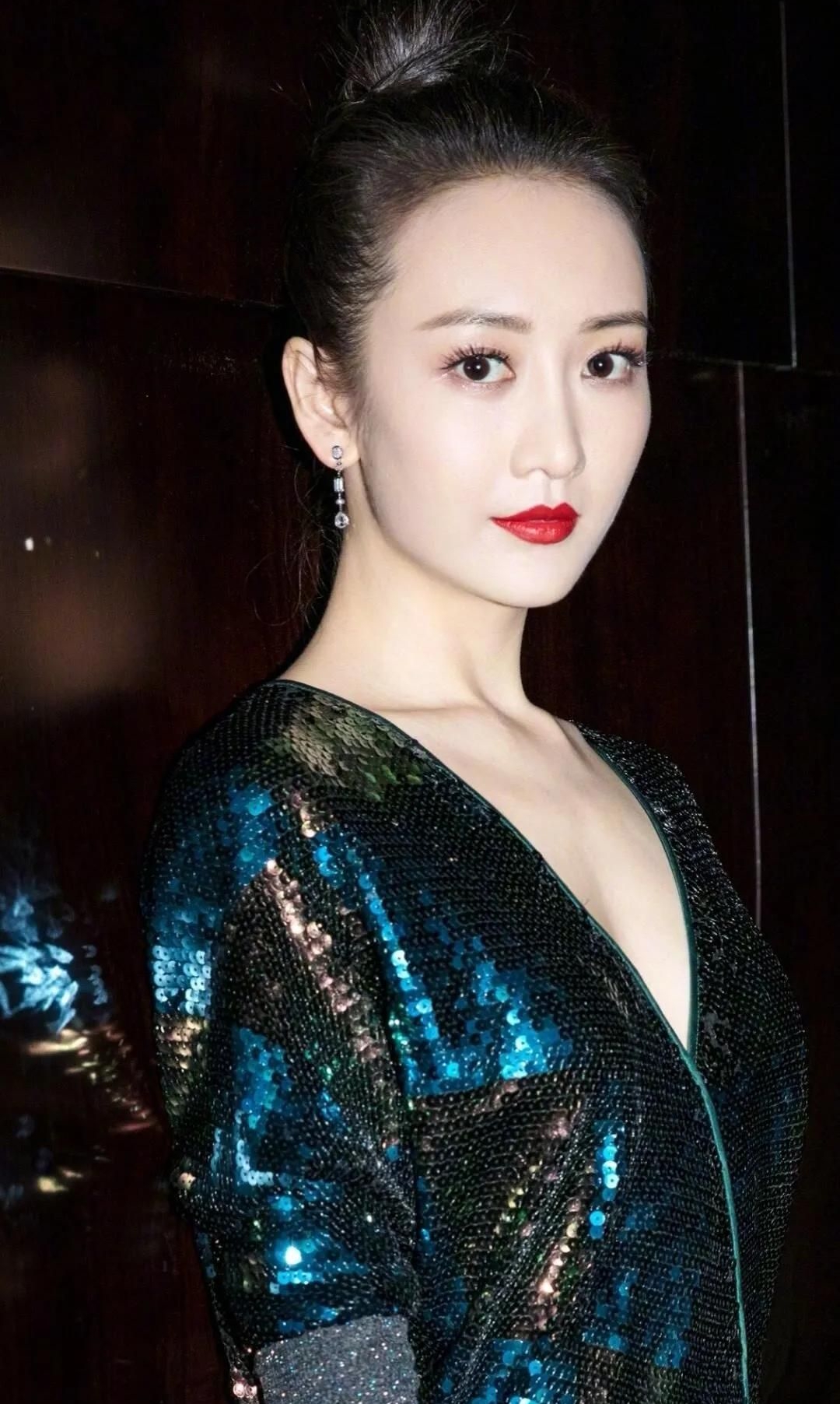 王鸥时尚飒爽美艳写真,惊艳迷人!__财经头条