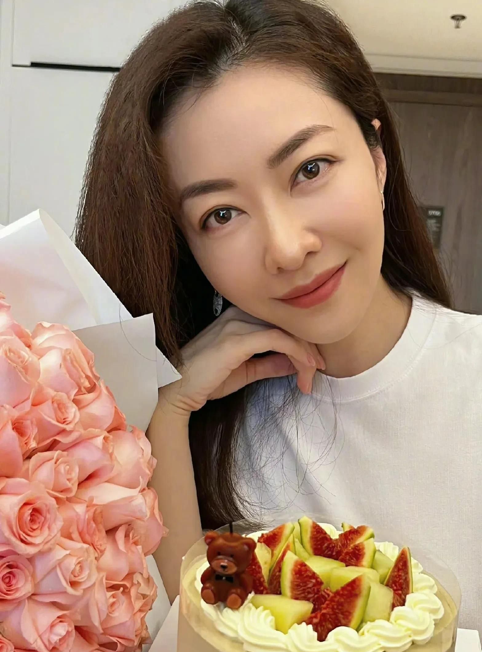 精致优雅的李念,美艳动人,温婉秀丽的写真照!__财经头条