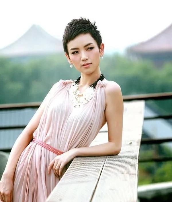 精致优雅的李晓峰,娇俏可人,温婉秀丽的写真照!__财经头条