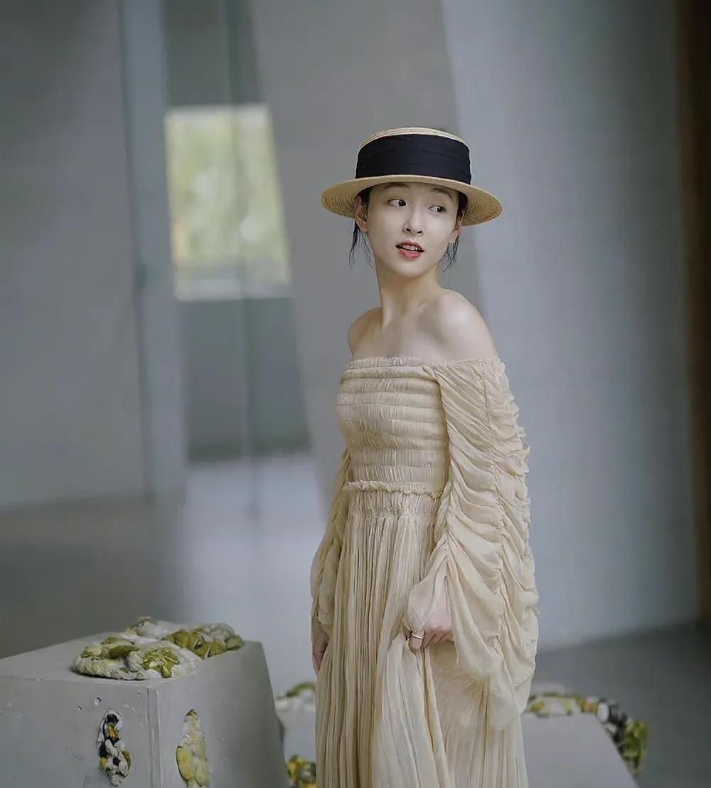 吴倩清纯写真照恬静温婉美艳动人