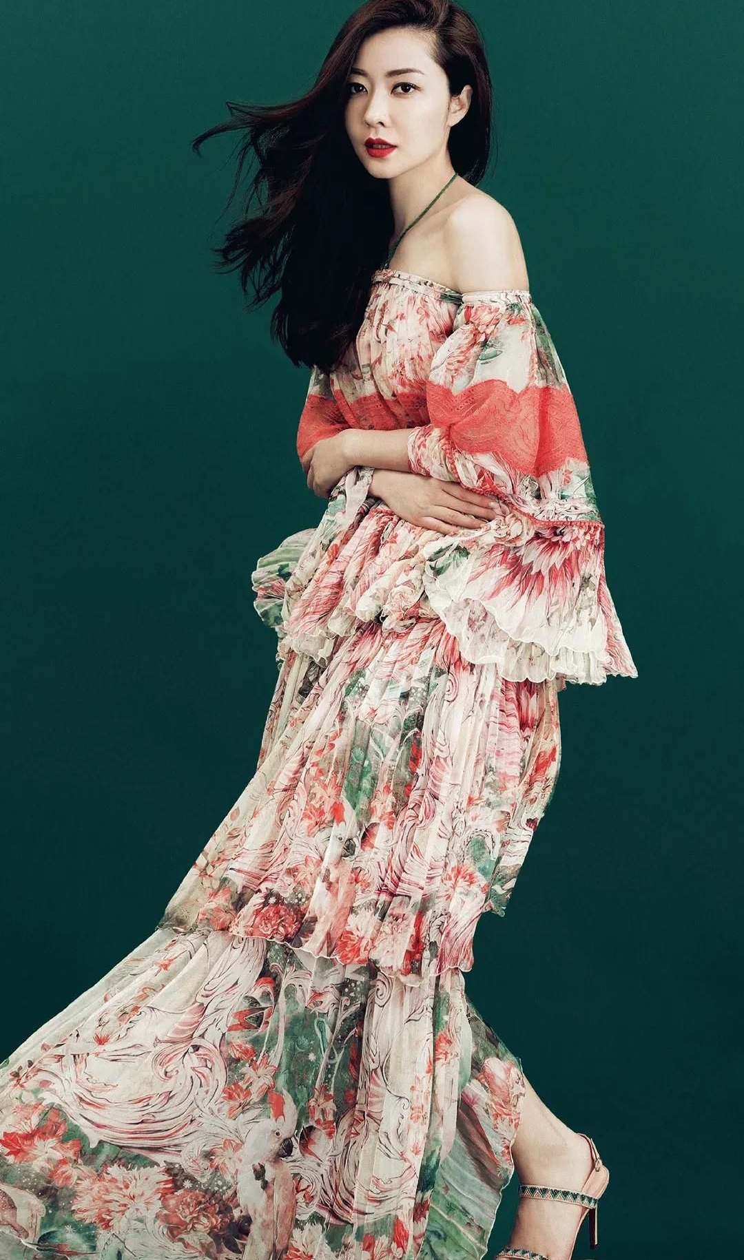 精致优雅的李念,美艳动人,温婉秀丽的写真照!__财经头条