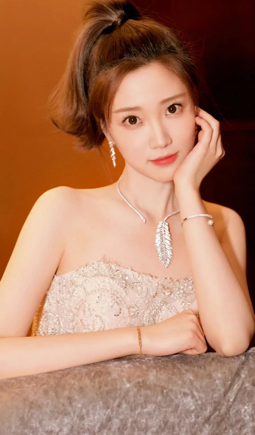 张纯烨清纯绝美俏丽写真,优雅迷人!_高清图集_新浪网