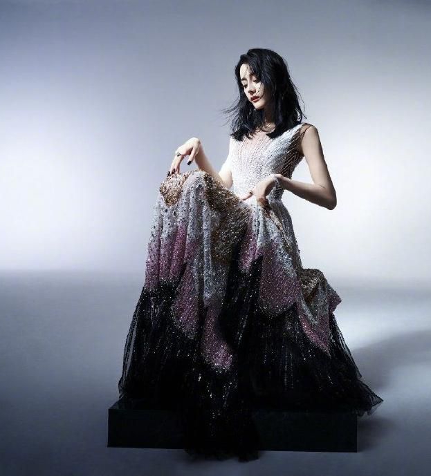 高贵女神迪丽热巴,芭蕾时尚大片,楚楚动人!__财经头条