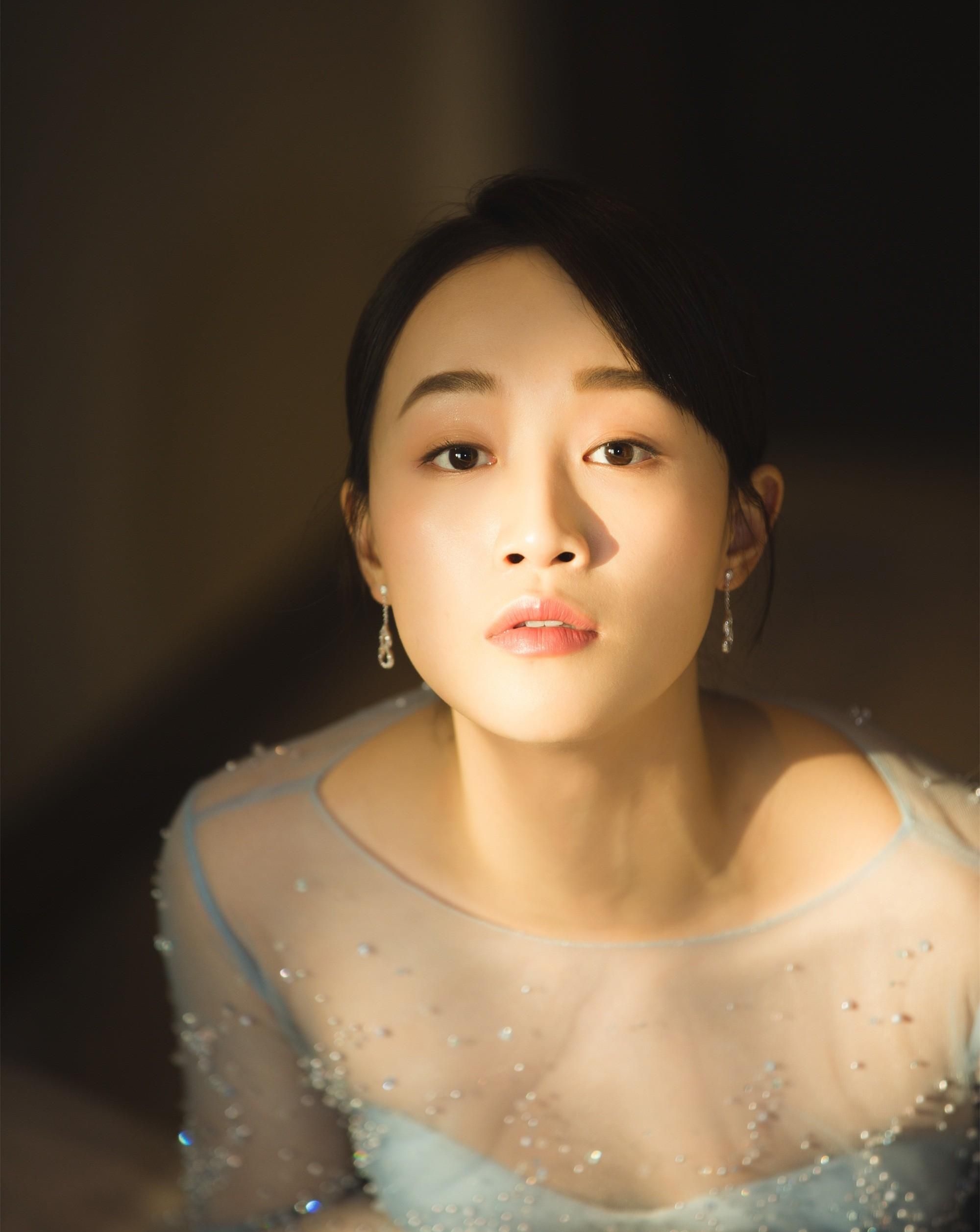 蓝盈莹:美艳香肩,润泽玉颈,惊艳迷人!