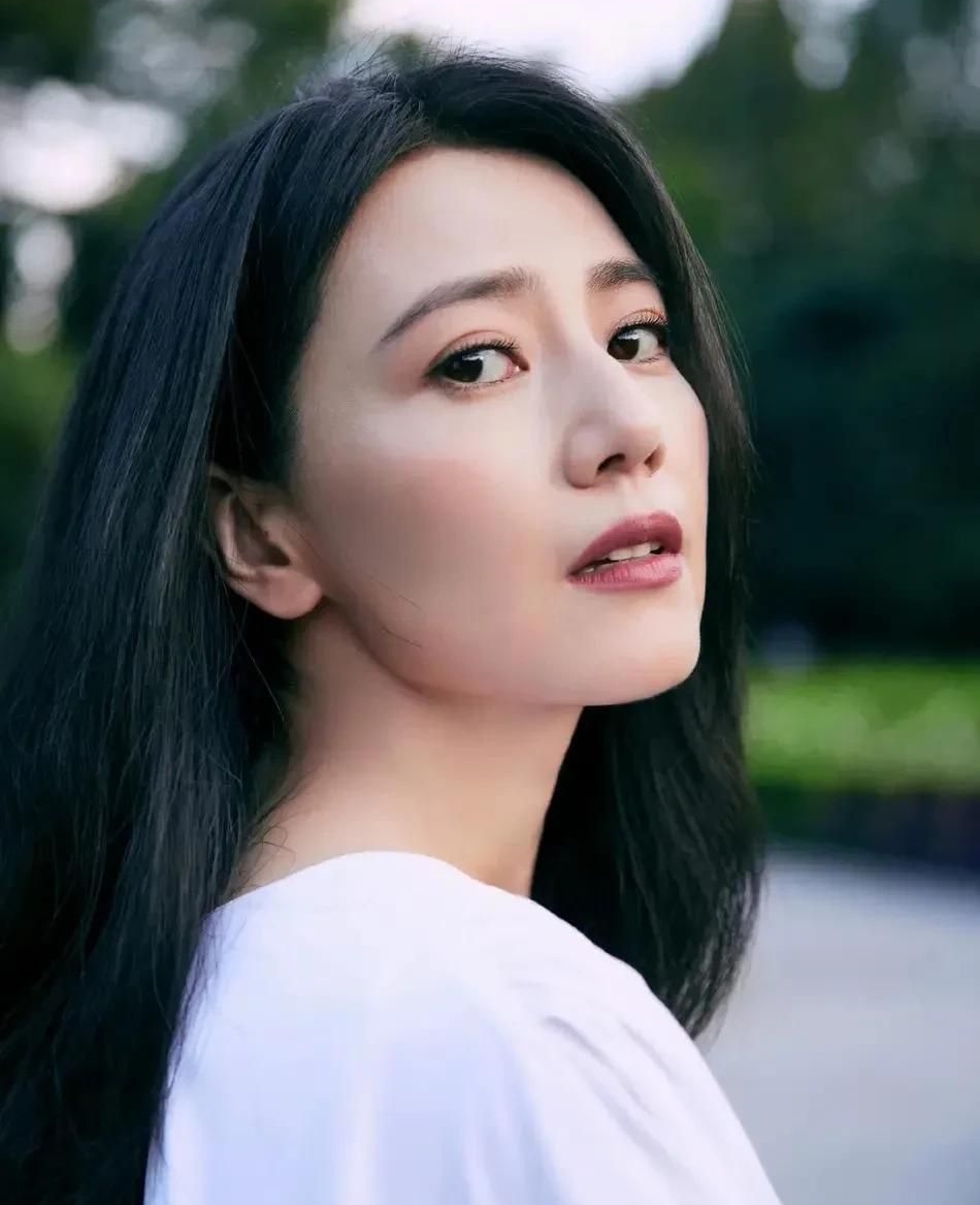 美丽优雅的高圆圆,优雅迷人,温婉秀丽的写真照!