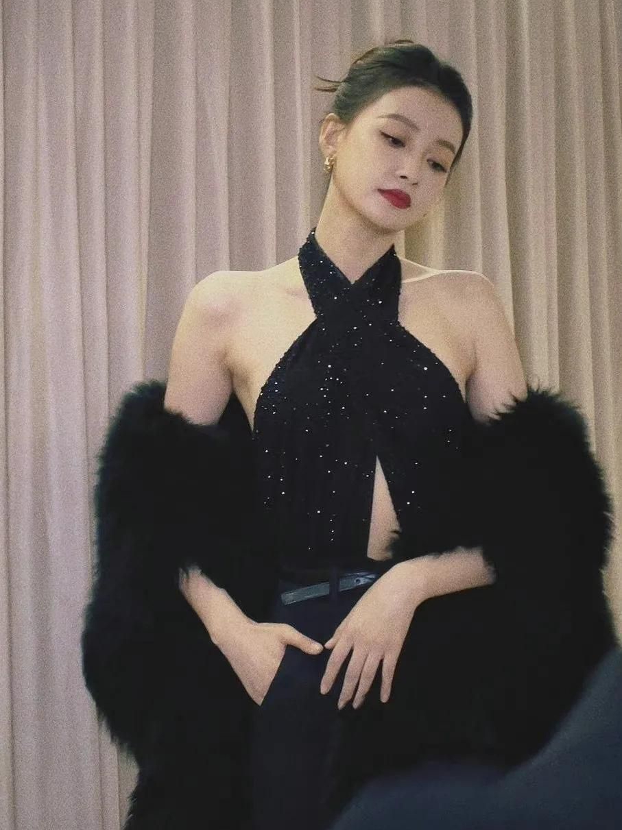 孙怡身着黑色披肩礼服温柔美艳楚楚动人