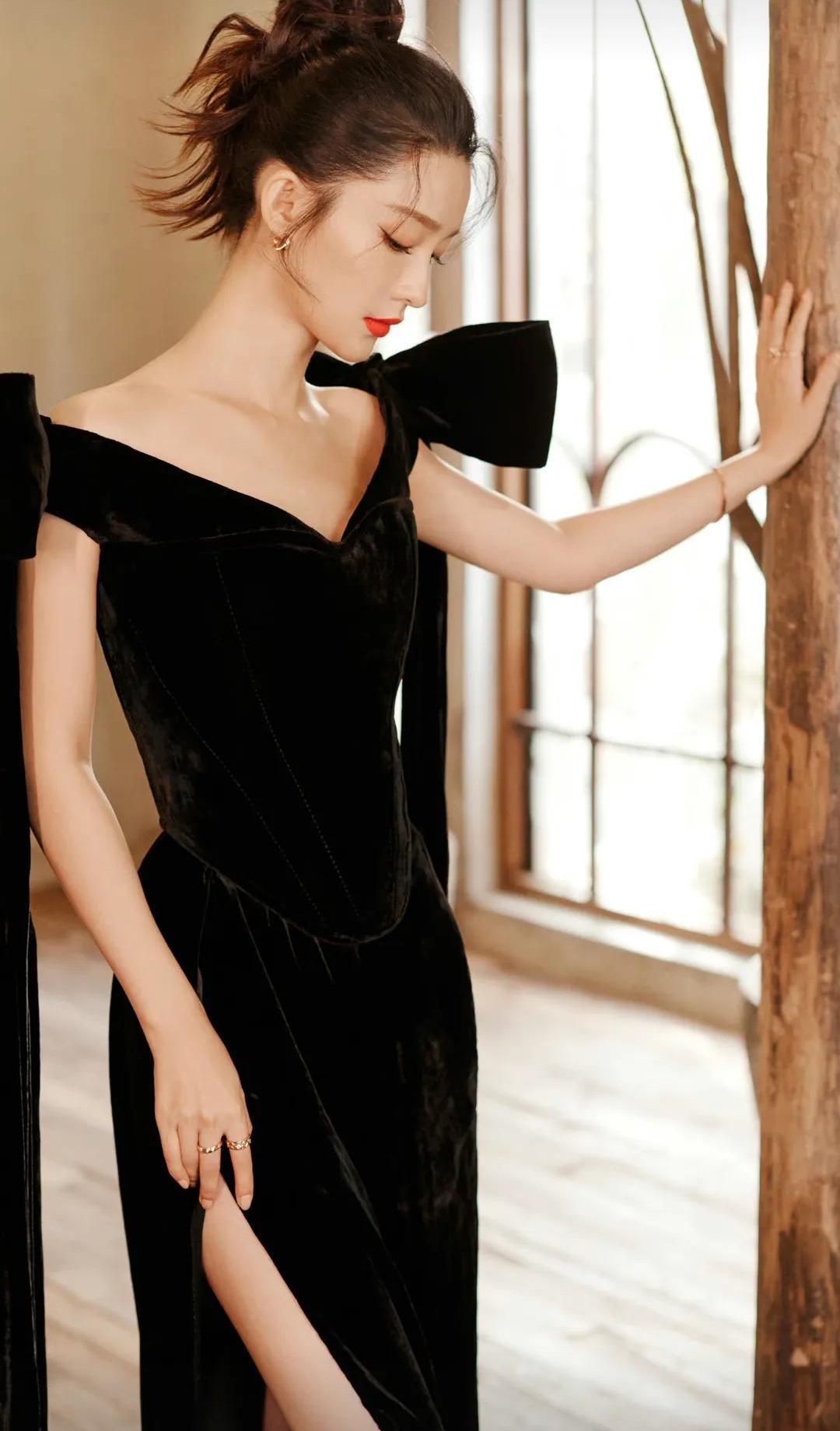 李沁红唇黑裙美照,高贵冷艳,复古优雅!__财经头条