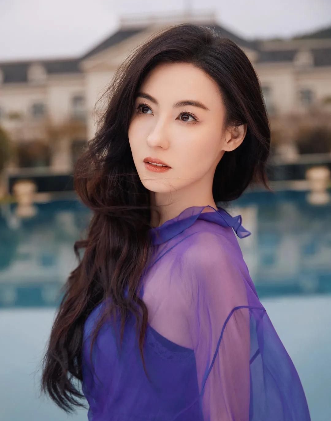 张柏芝美艳写真,慵懒长卷发和紫色纱裙搭配,惊艳迷人!__财经头条