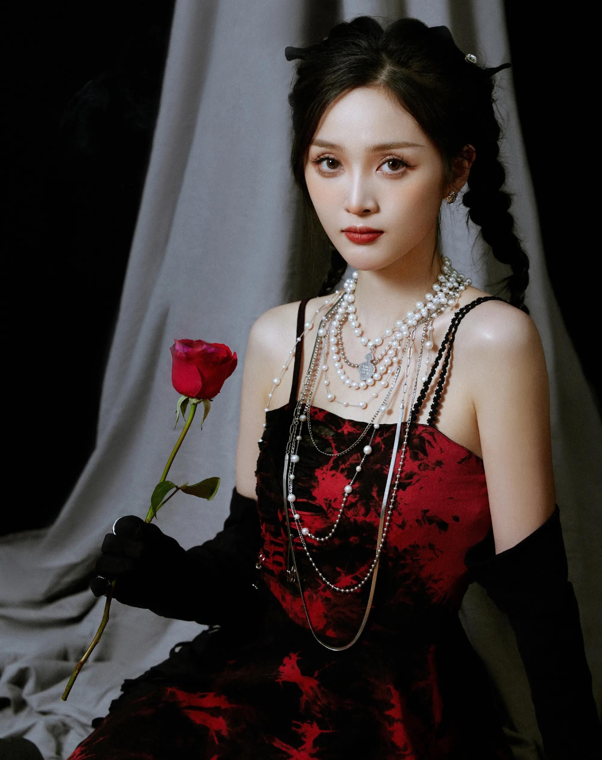 吴宣仪穿吊带抹胸裙秀香肩,戴珍珠项链华丽高贵,魅惑撩人!