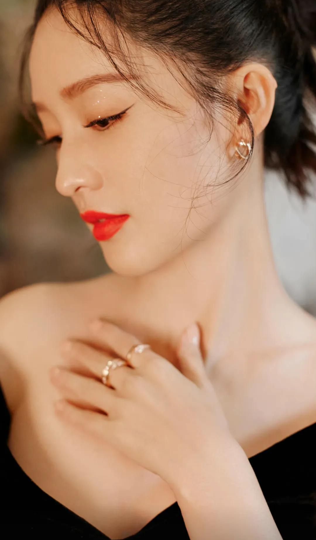 李沁红唇黑裙美照,高贵冷艳,复古优雅!__财经头条