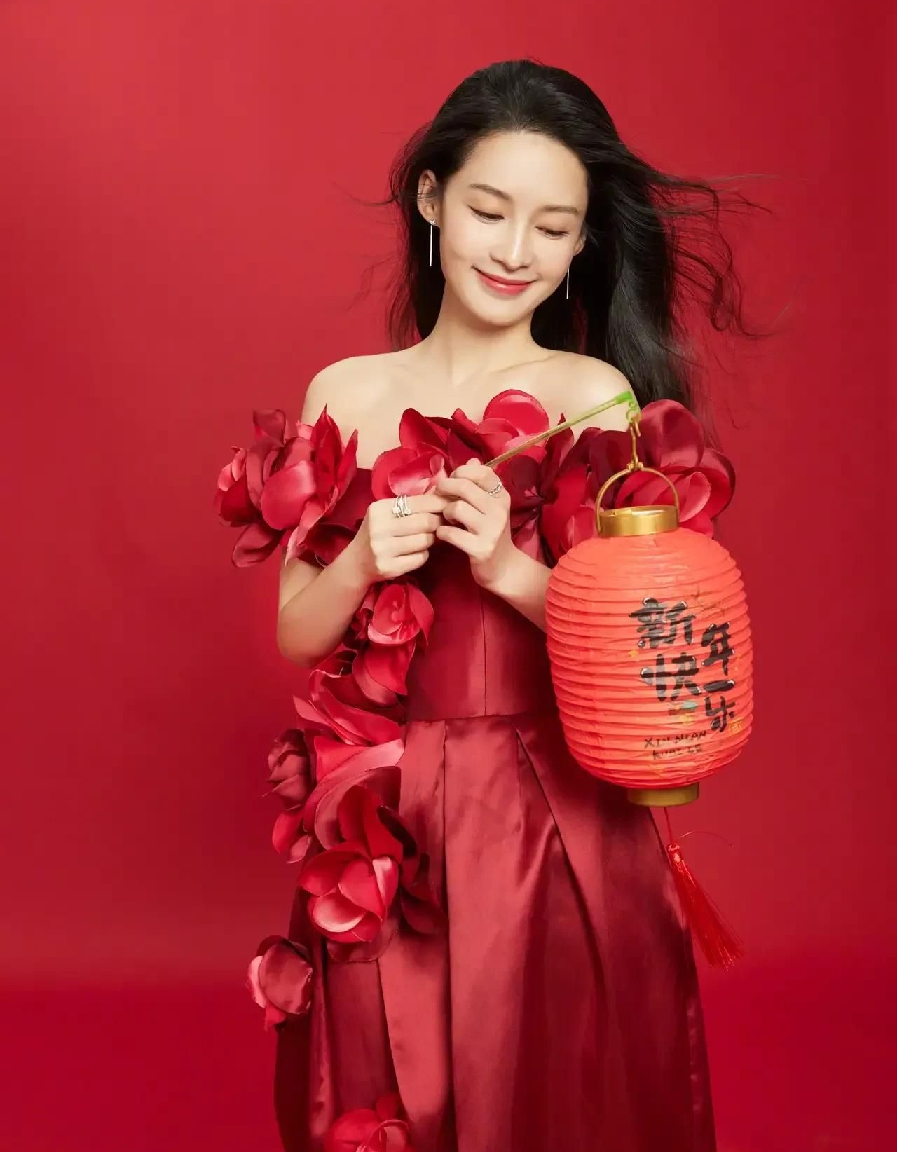 甜美可爱的李沁,娇俏可人,文雅秀丽的写真照!__财经头条