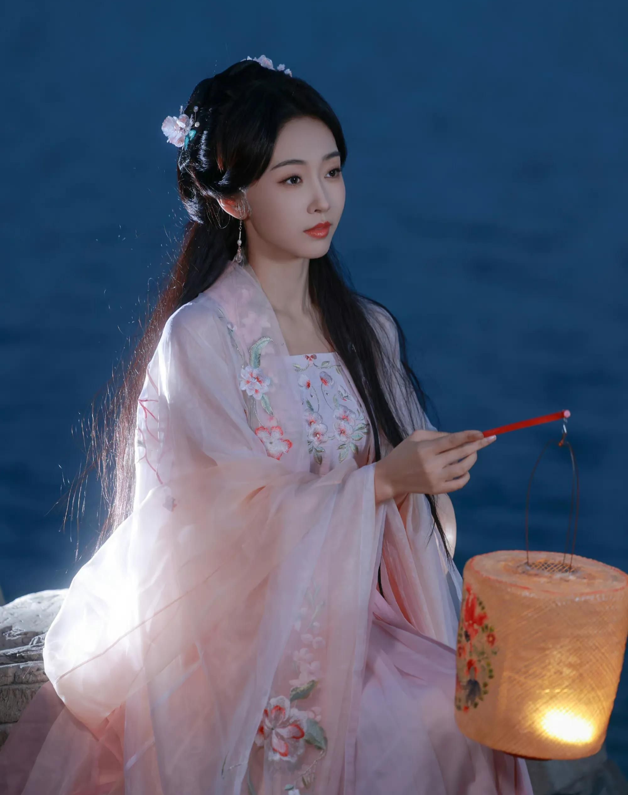 宣璐腊八水岸提灯古装造型仙气飘飘氛围感拉满楚楚动人