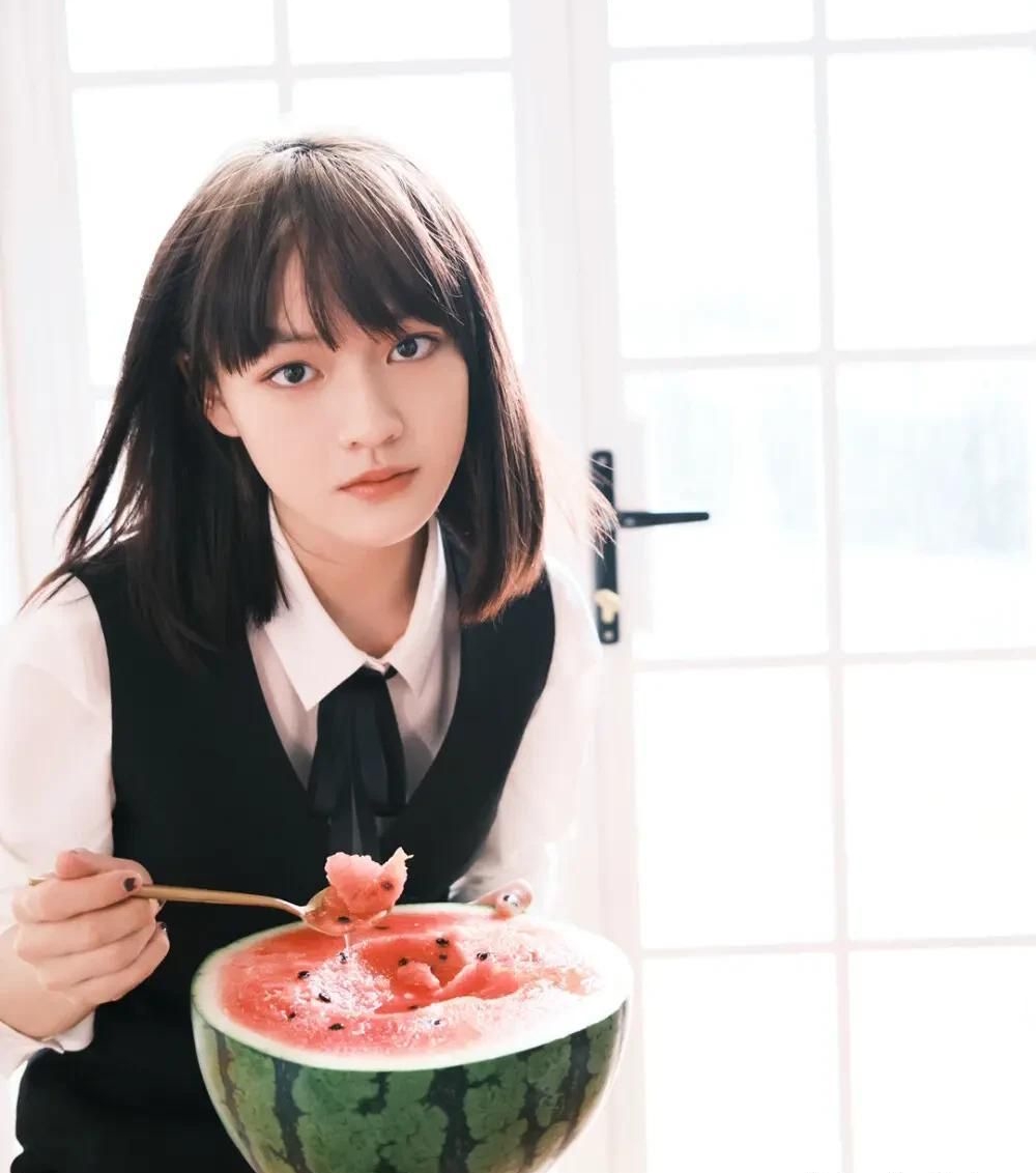 古典意境短发少女文琪,清新淡雅,俏丽动人!__财经头条