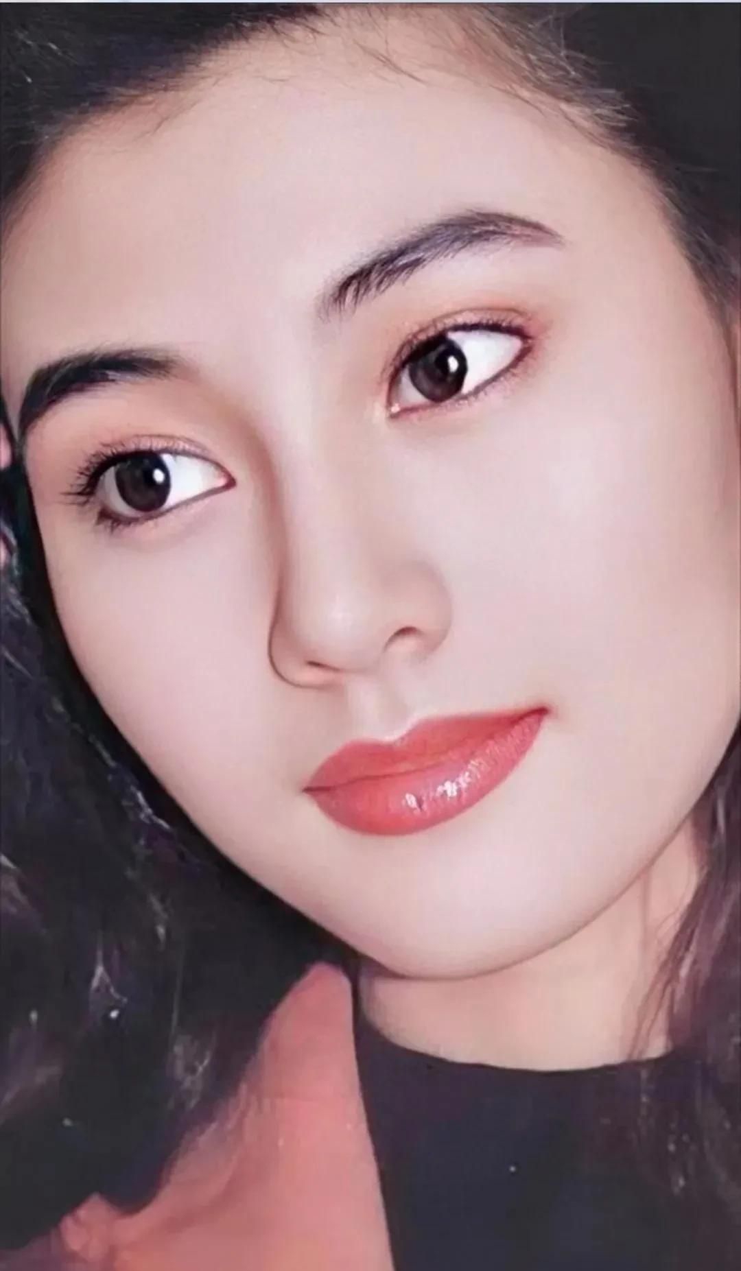 李嘉欣,楚楚动人,温婉秀丽的写真照!__财经头条