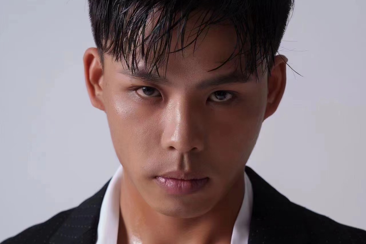 猛男厨师超斜杠  张均出演微电影《逐步轻熟》自称走亲民路线