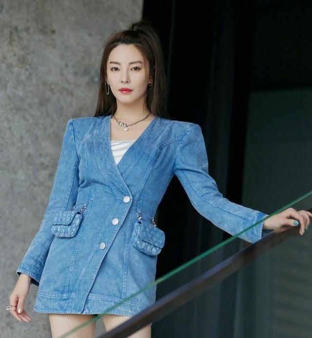 张雨绮牛仔外套大长腿写真!__财经头条