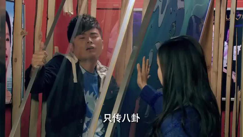 曾小贤被困电梯,胡一菲一招奔雷掌将其救出,这场面太霸气!