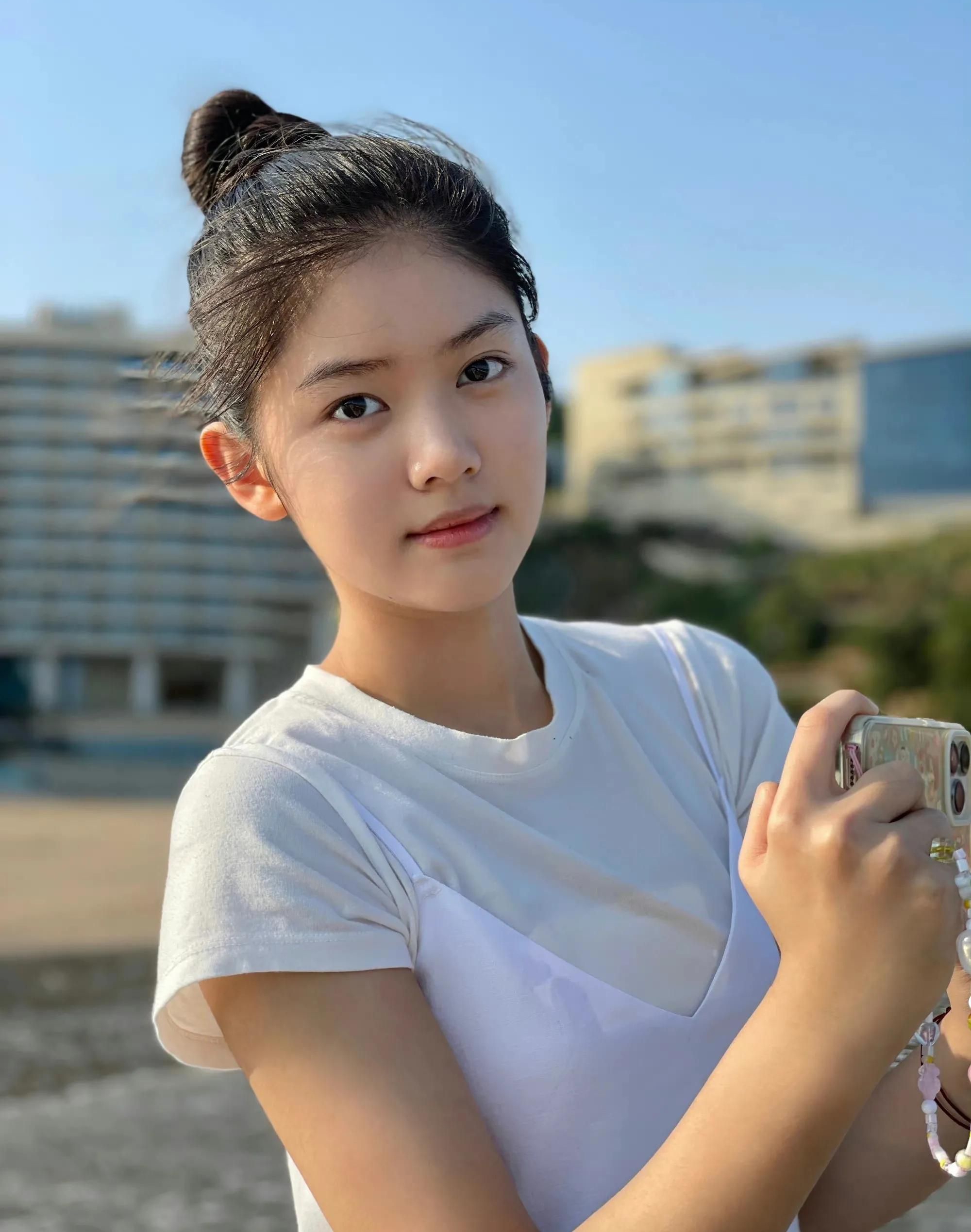 赵蕴卓在海边游玩,扎丸子头,优雅迷人!__财经头条