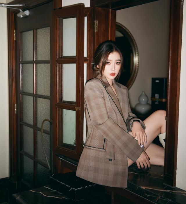 虞书欣穿西装配抹胸衣魅力女人