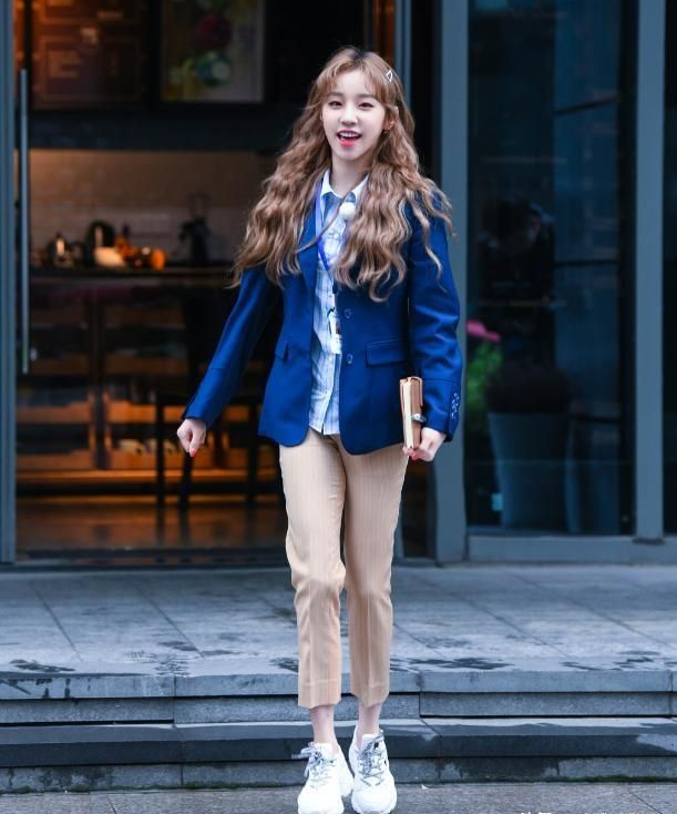 宋雨琦娇艳美照,身材窈窕,魅力可人!