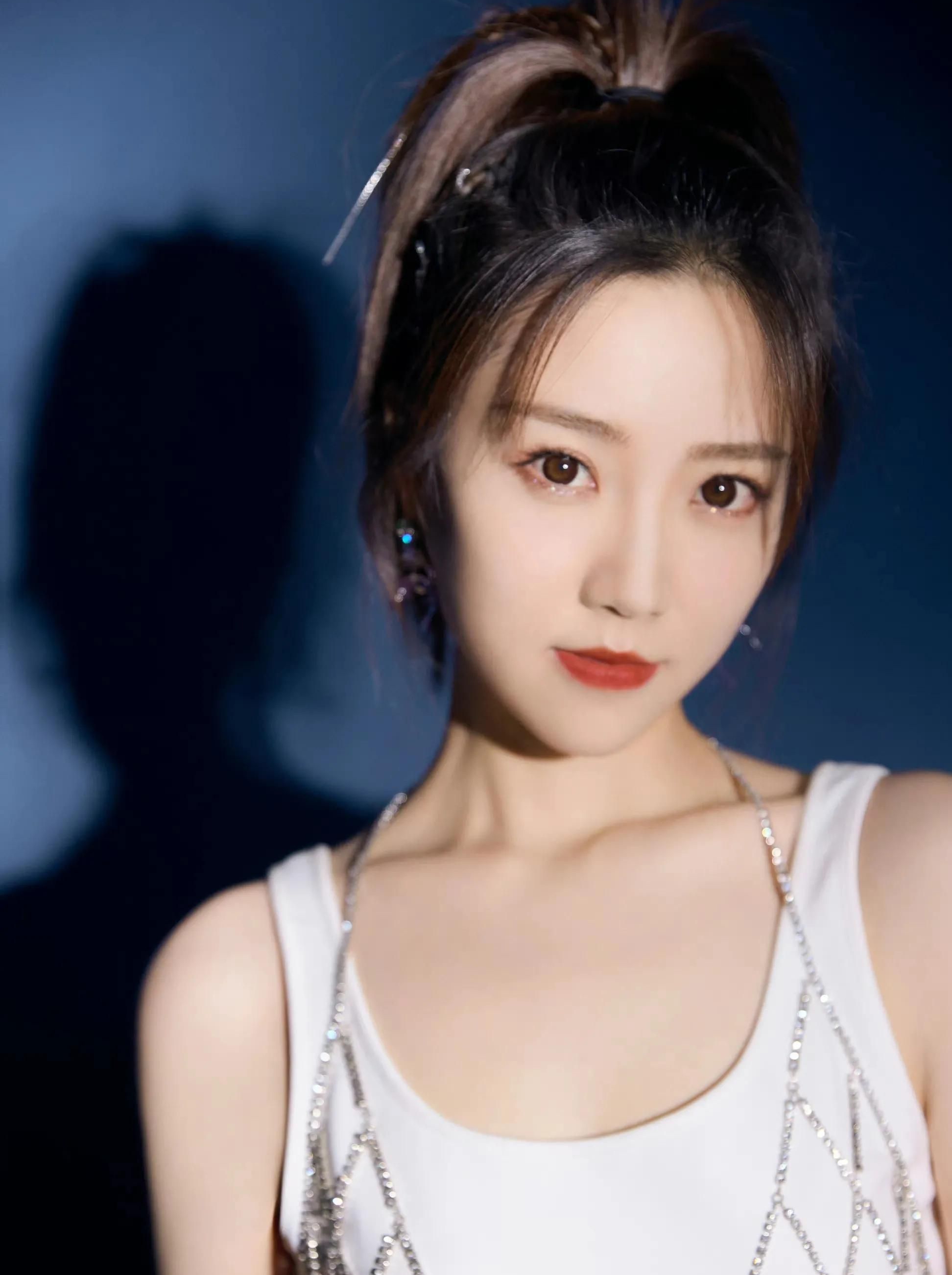 张纯烨:清纯绝美,仪态端庄,美艳动人!__财经头条