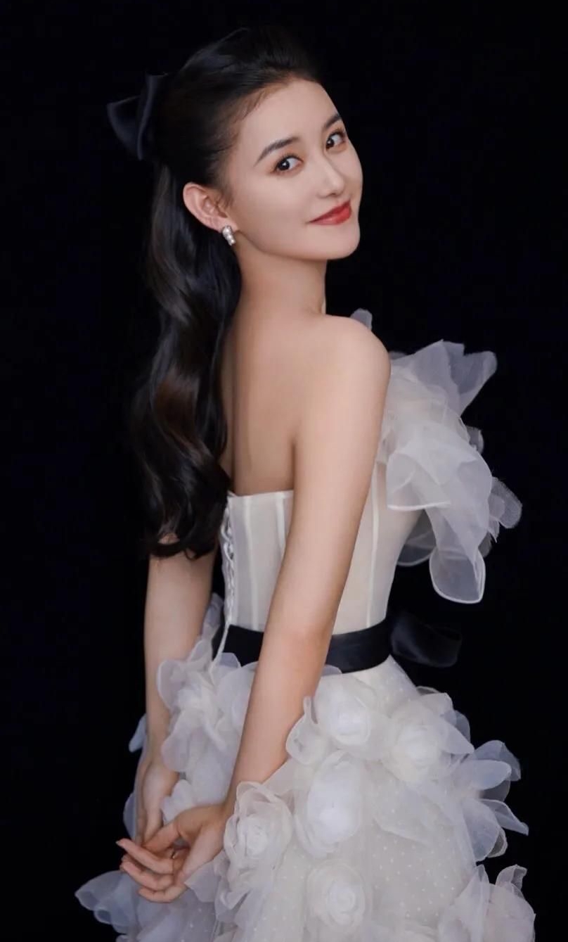 蒋依依粉嫩佳人优雅写真,高贵冷艳!__财经头条